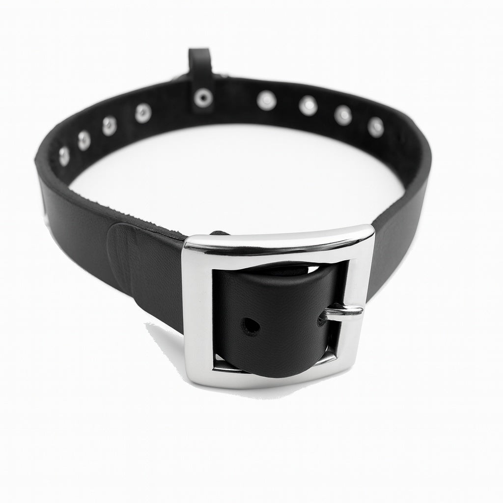 Svart choker med fyrkantnitar och metallring –  produktbild – Hiprock