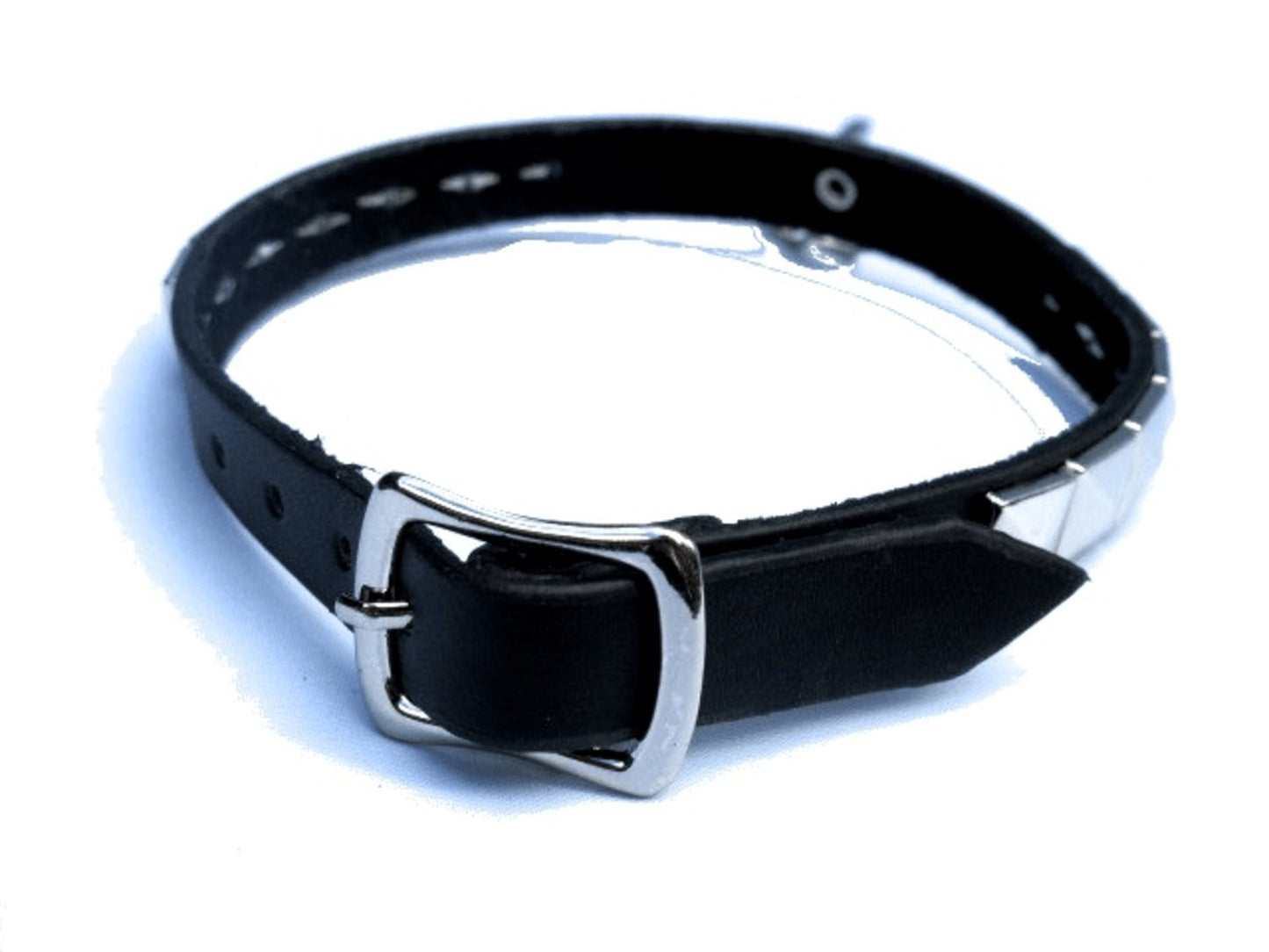 Nithalsband med kors och pyramid nitar