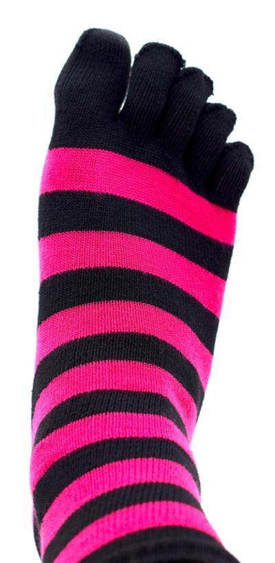 Randiga tåstrumpor rosa/svart –  produktbild – Hiprock