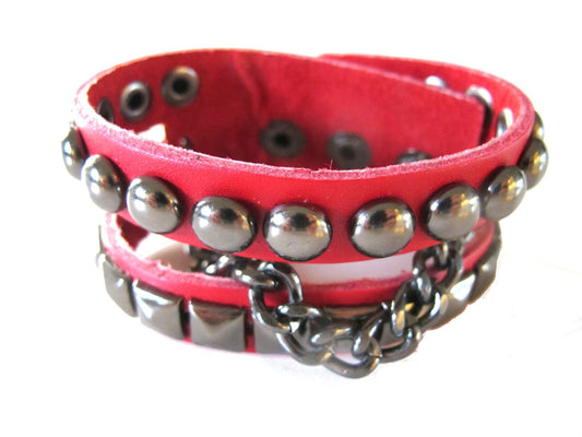 Röd läder armband med runda och Pyramidnitar