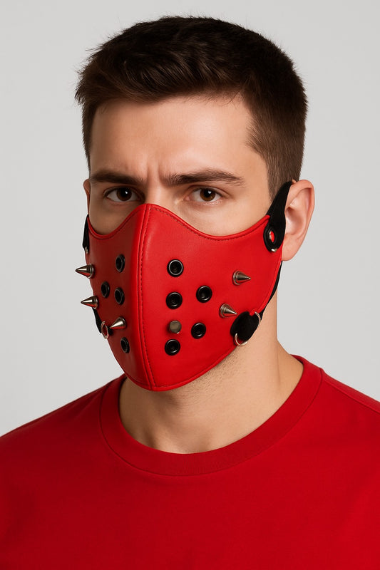 Röd lädermask med nitar och andningshål