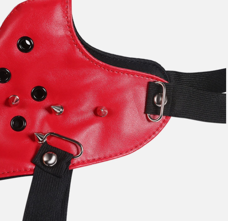 Röd lädermask med nitar och andningshål