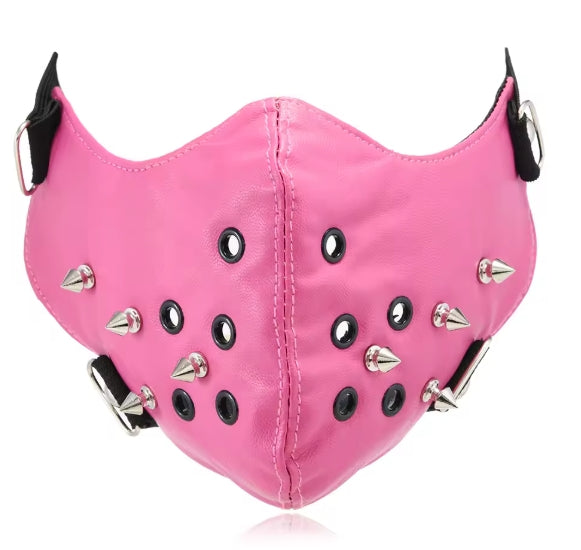 Rosa lädermask med nitar och ringdetaljer