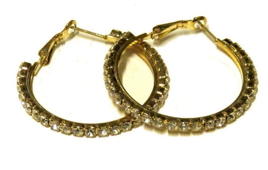 Runda örhängen med vita stenar