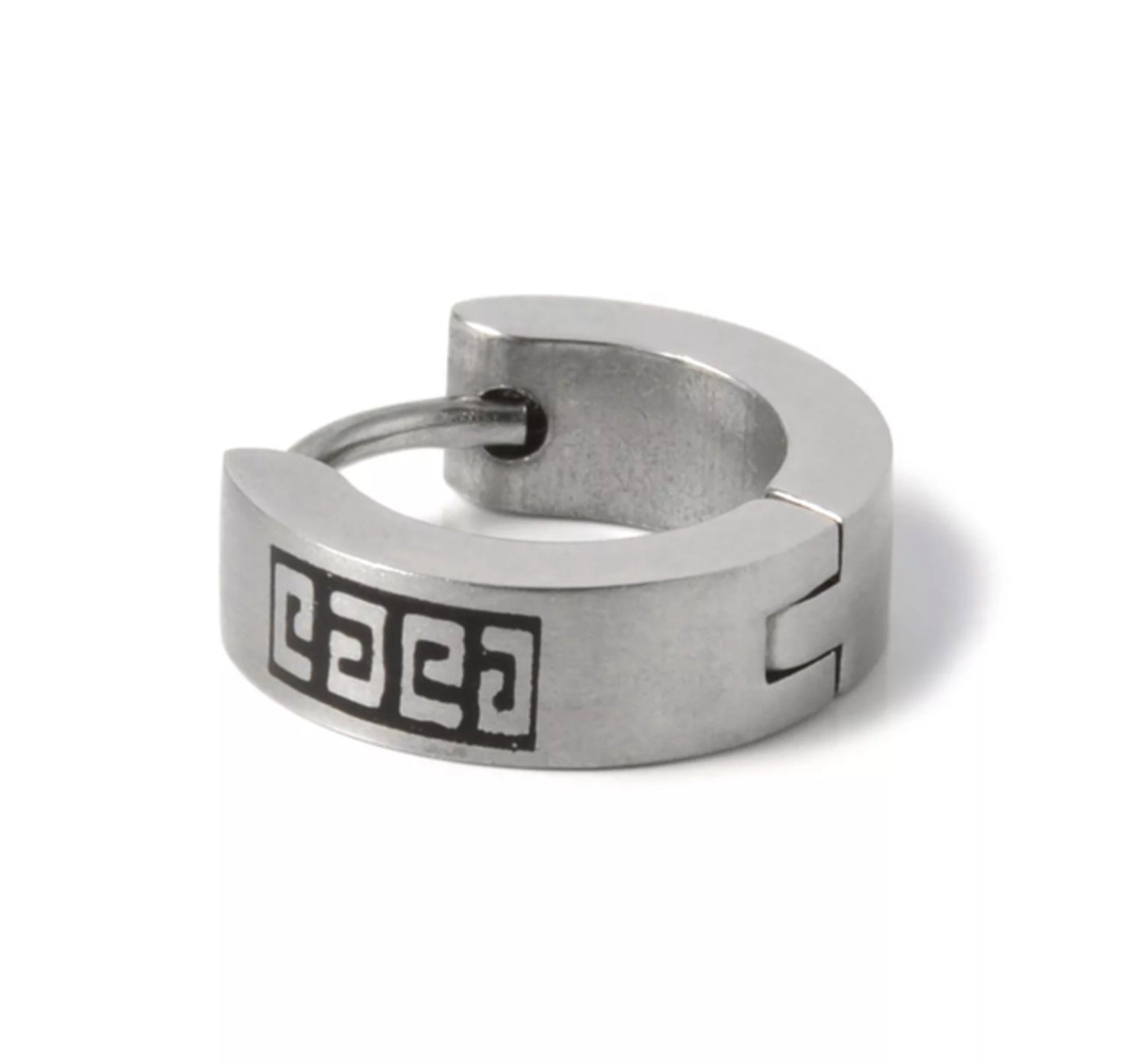 Silverfärgade örhängen med mönster –  produktbild – Hiprock