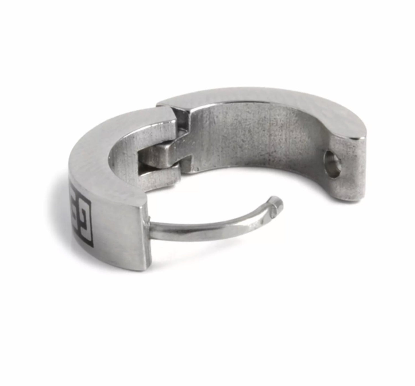 Silverfärgade örhängen med mönster –  produktbild – Hiprock