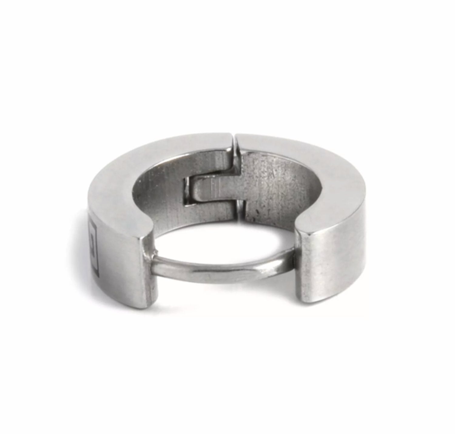 Silverfärgade örhängen med mönster –  produktbild – Hiprock