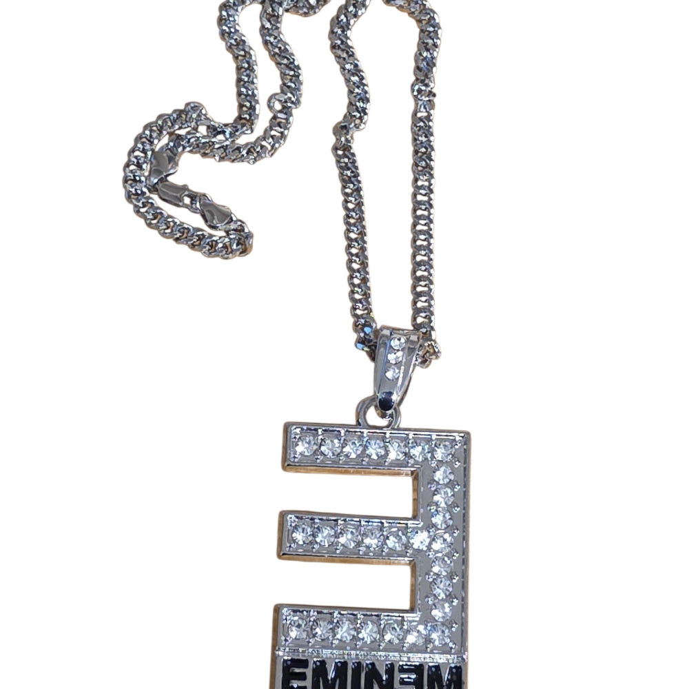 Silverfärgat halsband med Eminem-hänge
