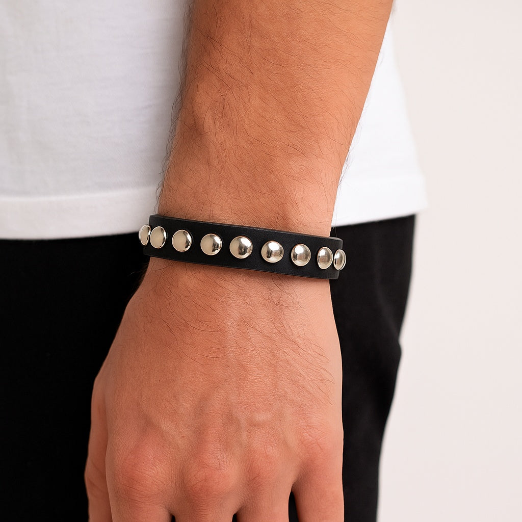 Smalt svart läderarmband med silvernitar – justerbar