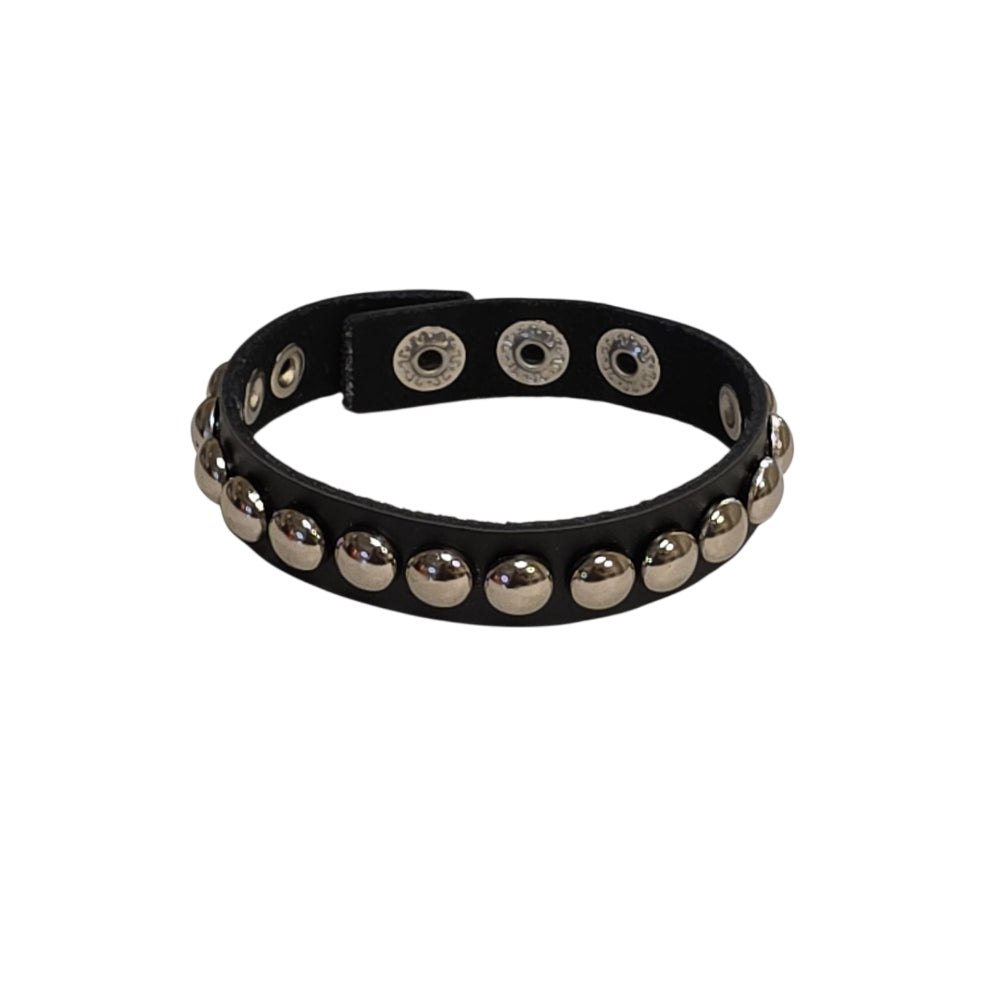 Smalt svart läderarmband med silvernitar – justerbar