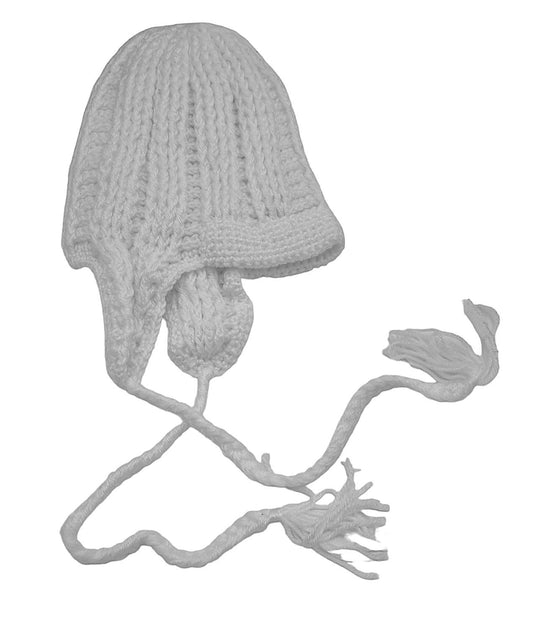 Valkoinen neulottu lippalakki