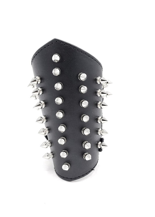 Stort nitarmband med spetsiga nitar