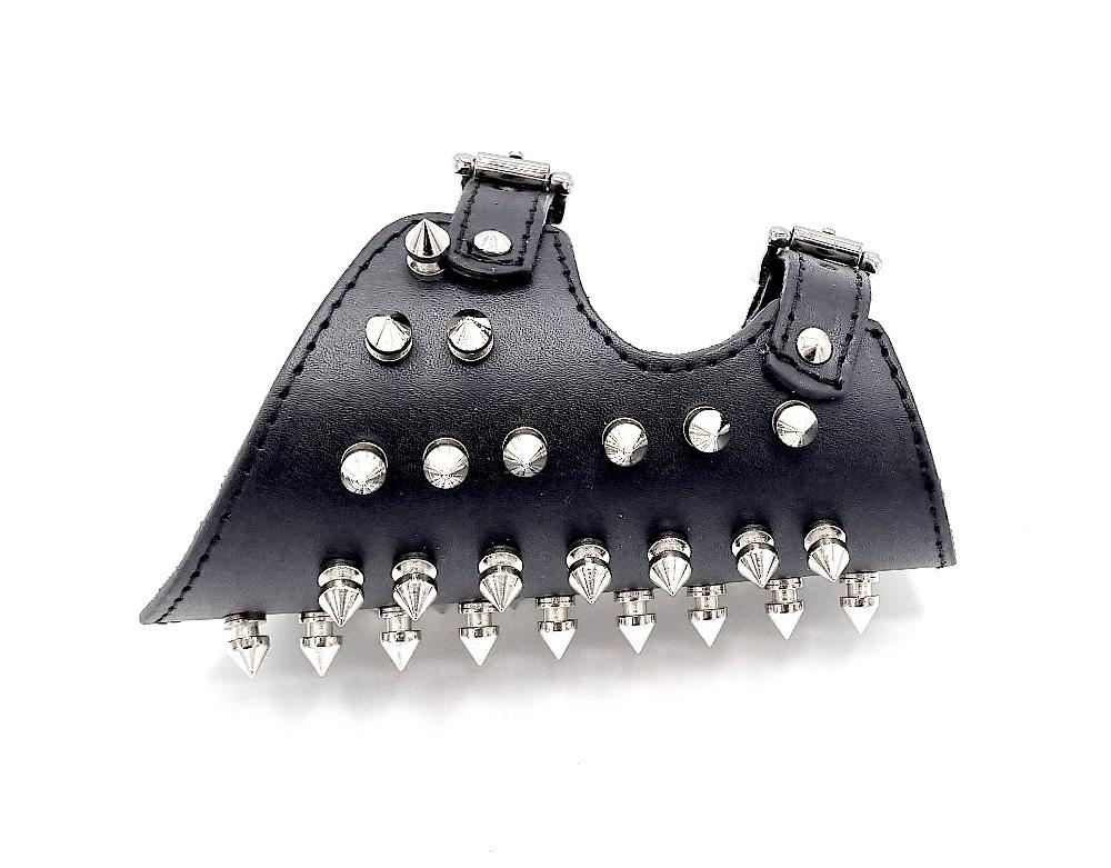 Stort nitarmband med spetsiga nitar