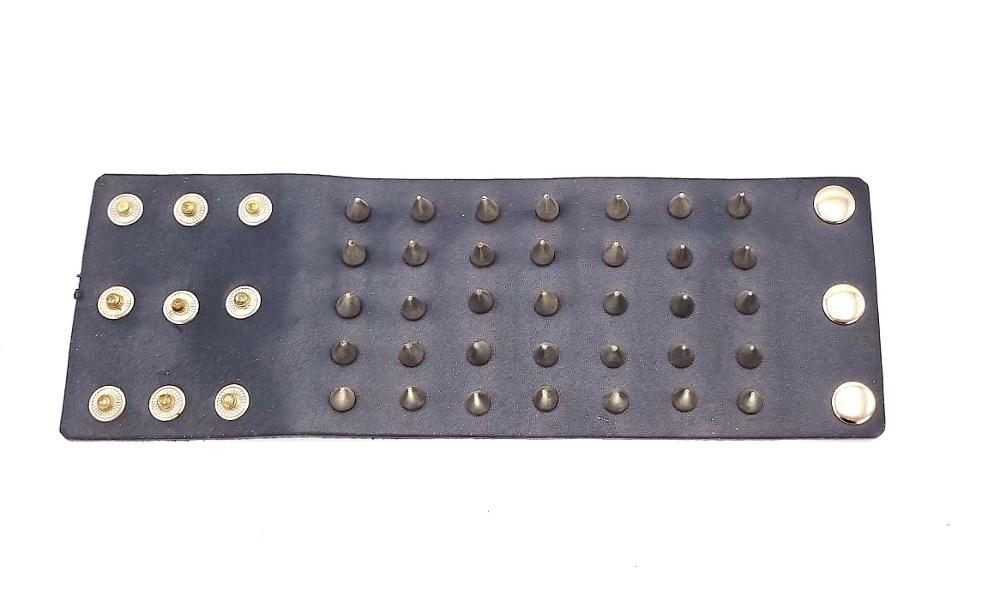 Stort nitarmband med spetsiga nitar