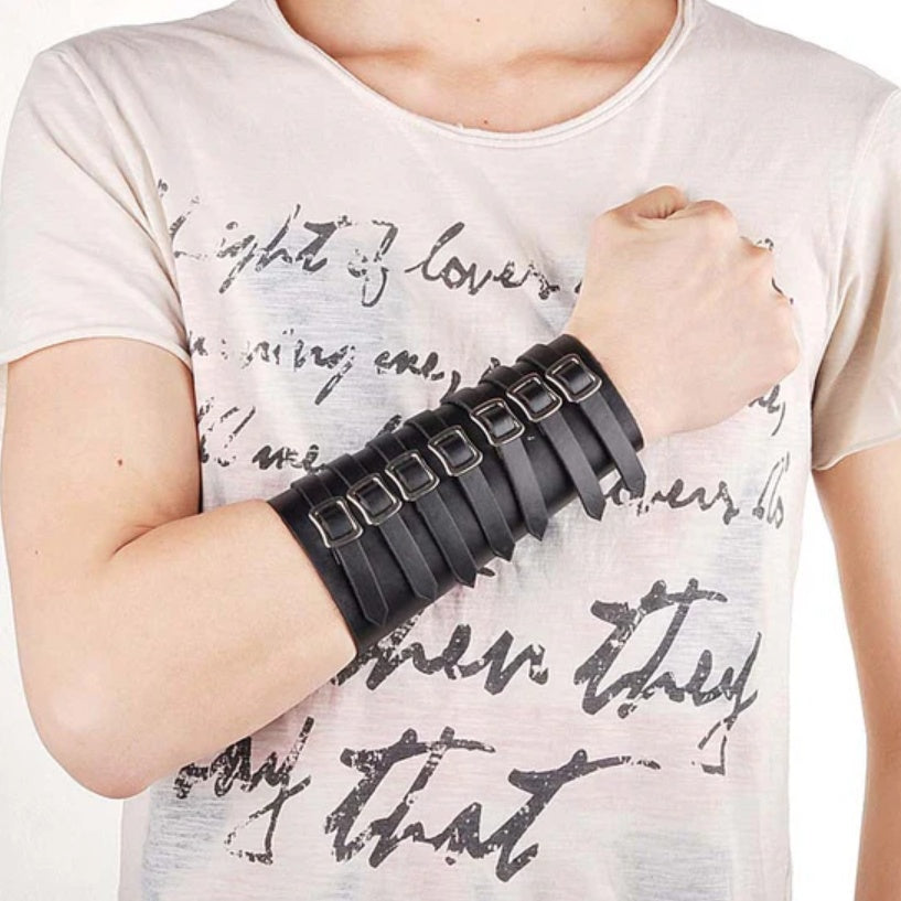 Svart Läderarmband med 7 Spännen – Justerbart Biker-/Rockarmband