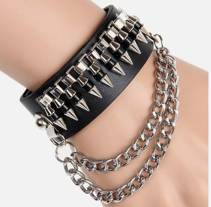 Svart Läderarmband med Spetsnitar & Kedjor