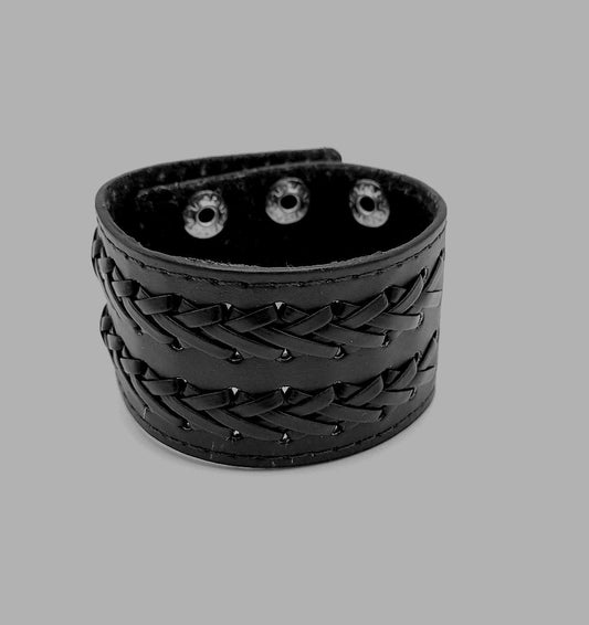 Svart Lädercuff med Flätad Dekor – Justerbart Armband i Tidlös Design