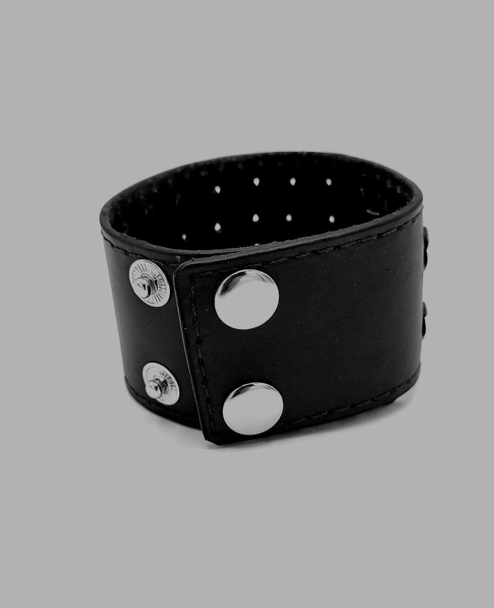 Svart Lädercuff med Flätad Dekor – Justerbart Armband i Tidlös Design