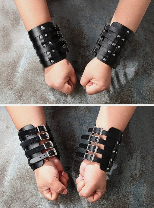 Svarta läderarmband med spännen – justerbara breda manschetter
