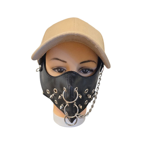 Svart ansiktsmask i konstläder med O-ringar, kedja & spikes