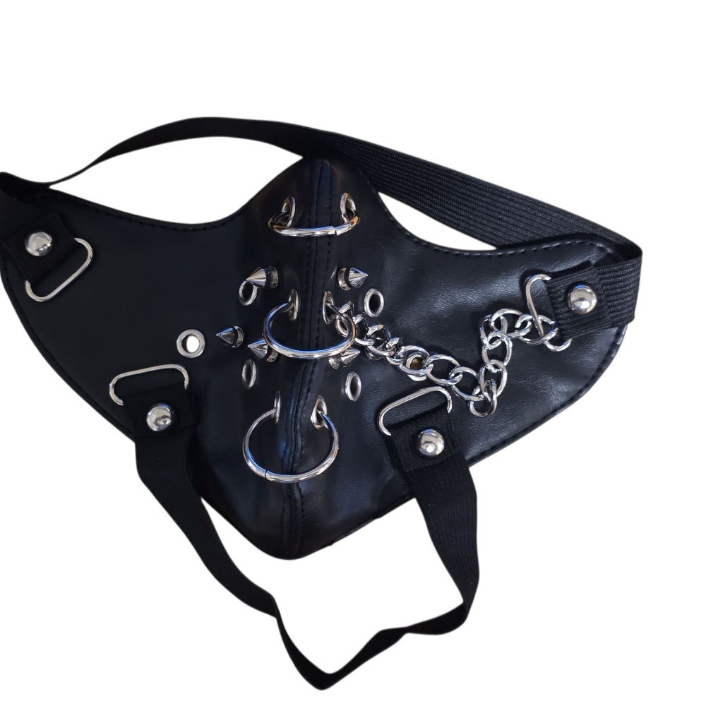 Svart ansiktsmask i konstläder med O-ringar, kedja & spikes