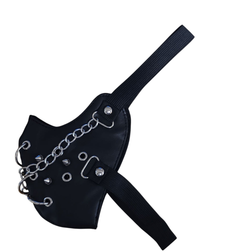 Svart ansiktsmask i konstläder med O-ringar, kedja & spikes