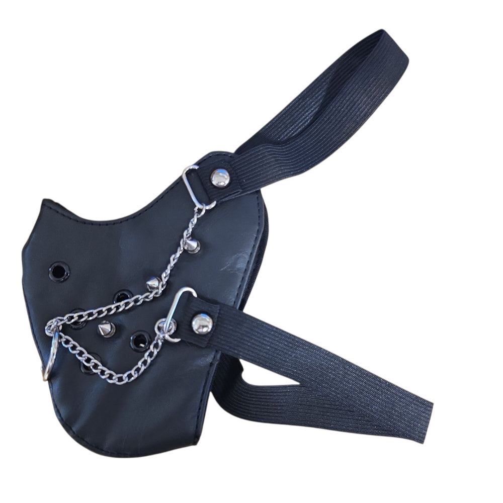 Svart ansiktsmask i konstläder med kedjor, O-ringar & spikes