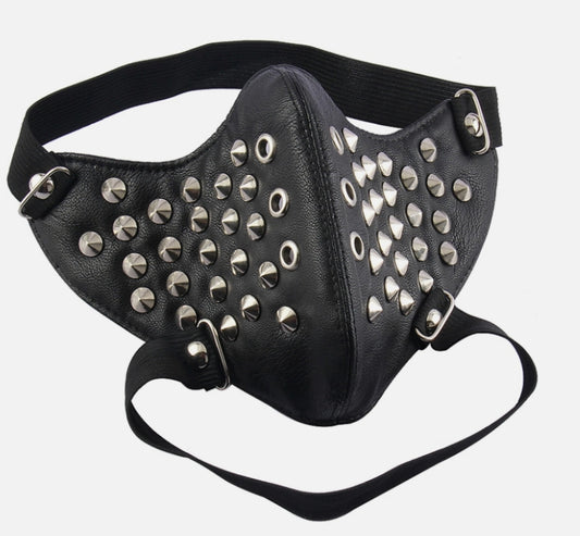 Svart ansiktsmask i konstläder med konformade nitar (justerbar, unisex)