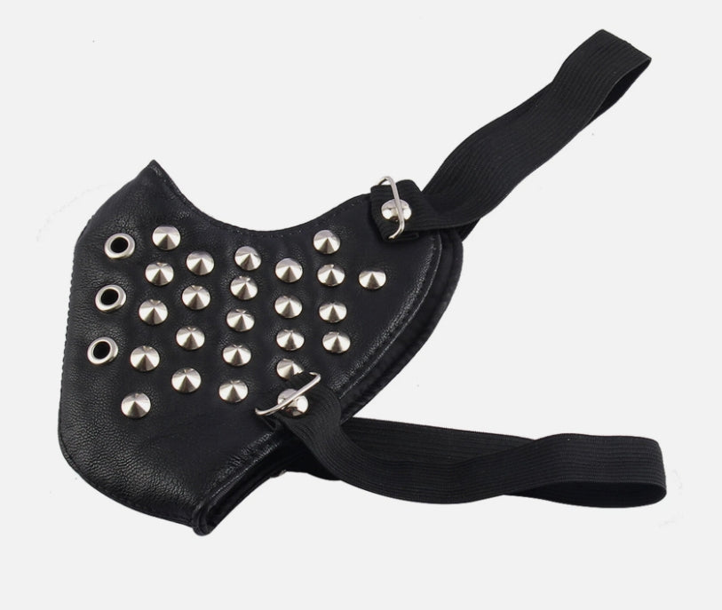 Svart ansiktsmask i konstläder med konformade nitar (justerbar, unisex)