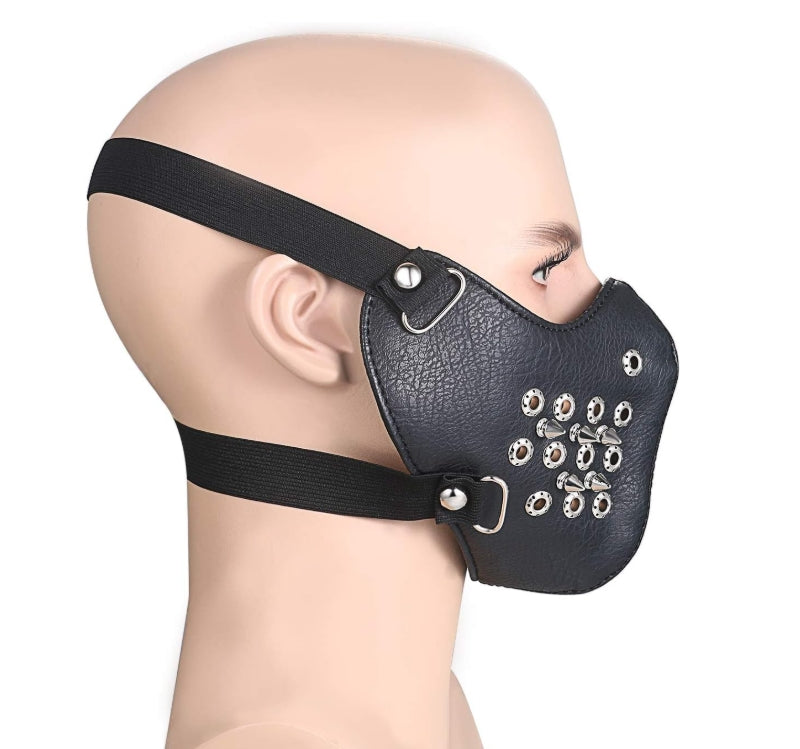 Svart ansiktsmask i konstläder med perforerade ringar & spikes