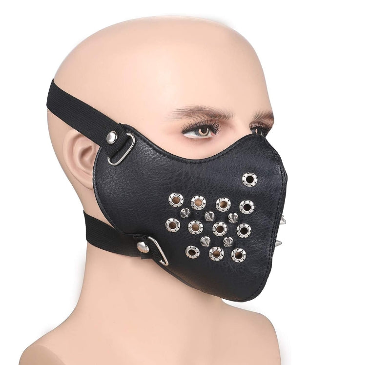Svart ansiktsmask i konstläder med perforerade ringar & spikes
