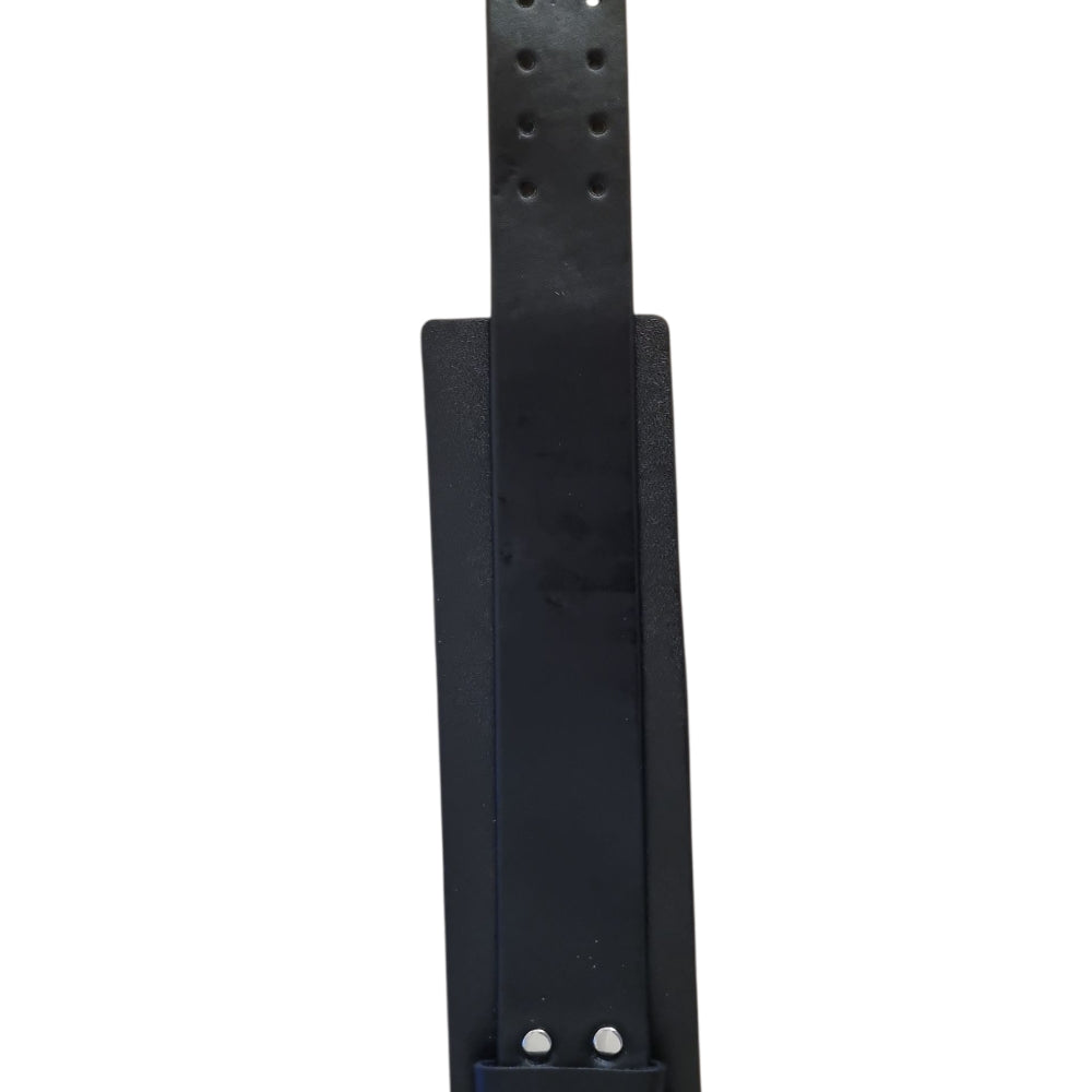 Svart armband med bred design och metallspänne