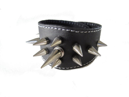 Svart armband med spike nitar –  produktbild – Hiprock
