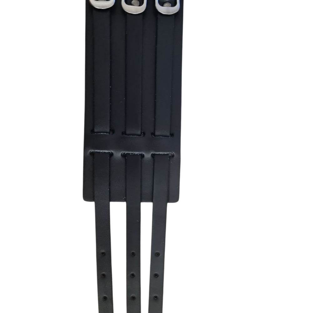 Svart armband med tre spännen