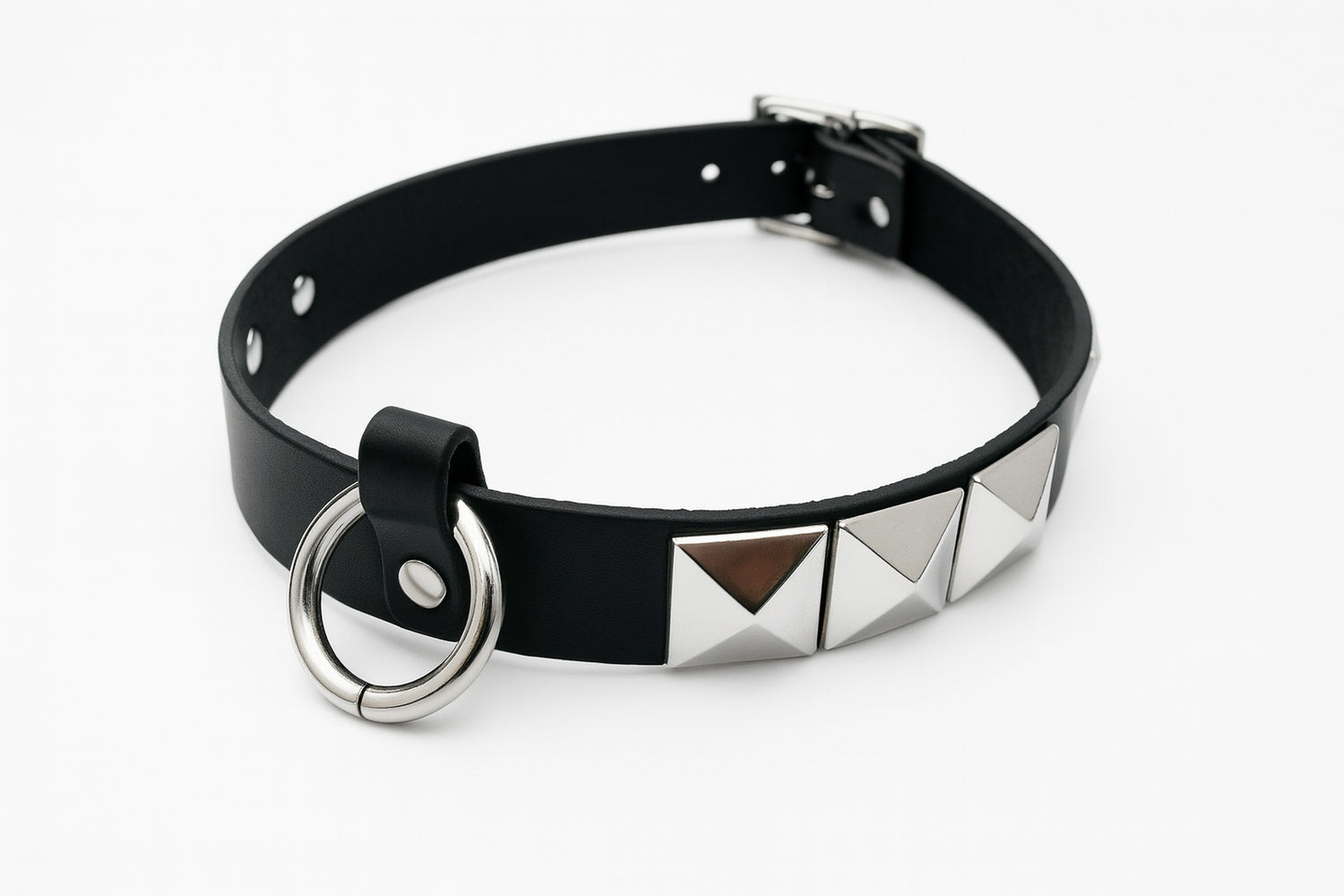 Svart choker med fyrkantnitar och metallring –  produktbild – Hiprock