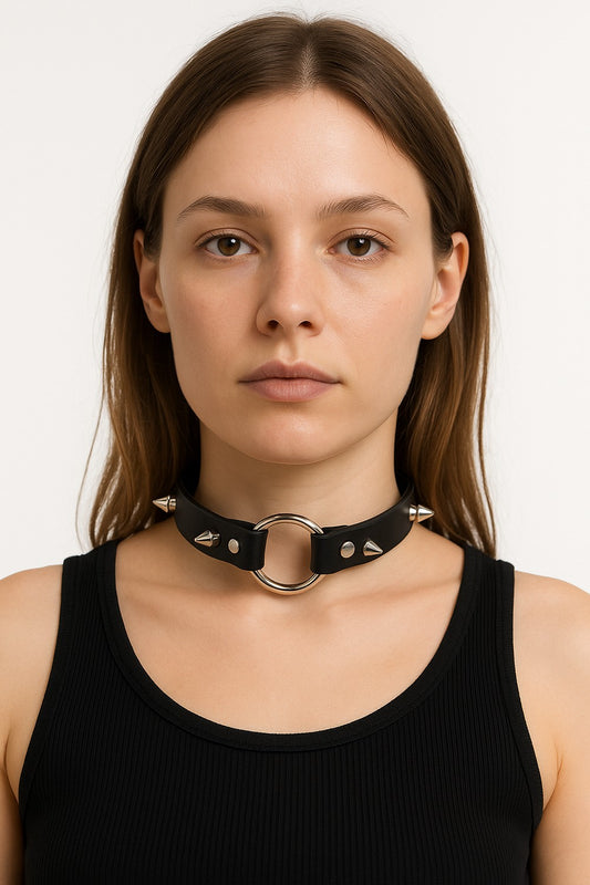 Svart choker med metallring och nitar