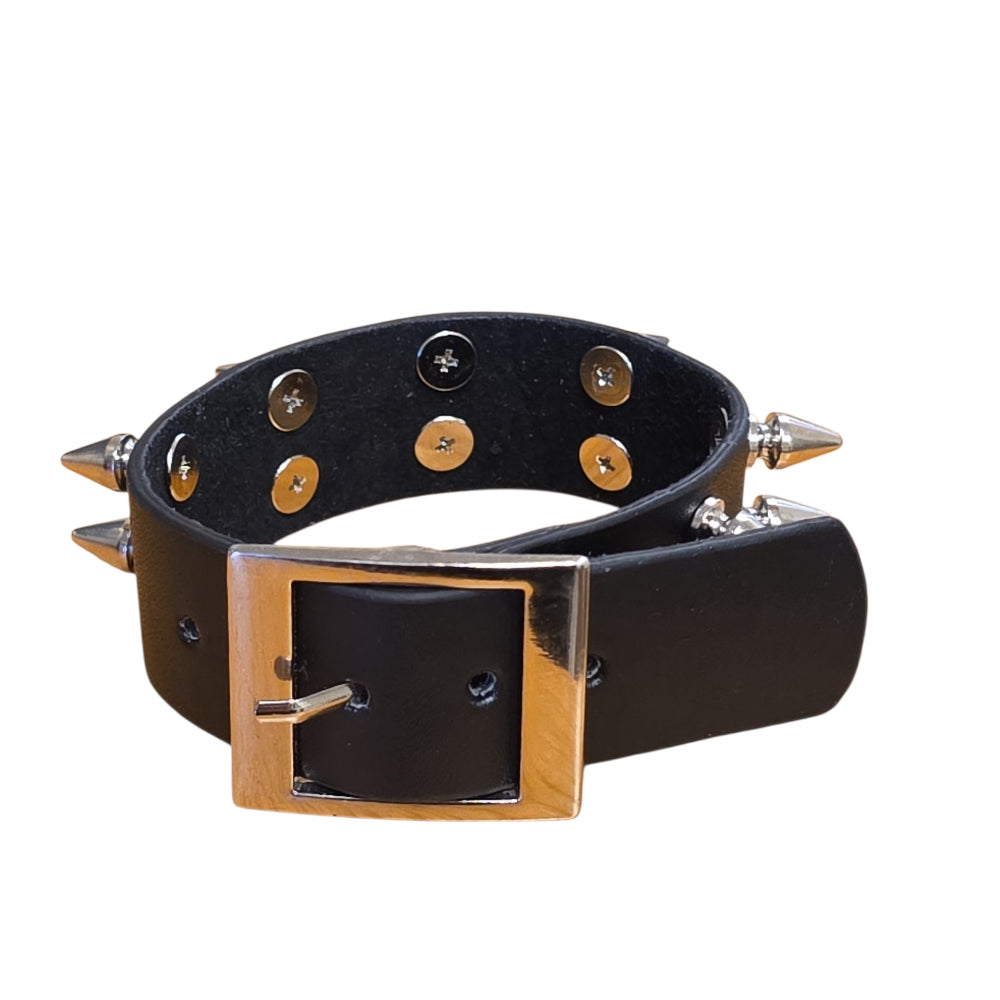 Svart läderarmband med dubbla rader konformade spikes