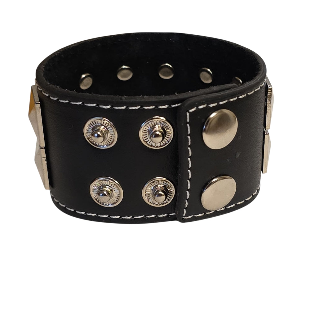 Musta nahkainen rannekoru pyramidinapilla