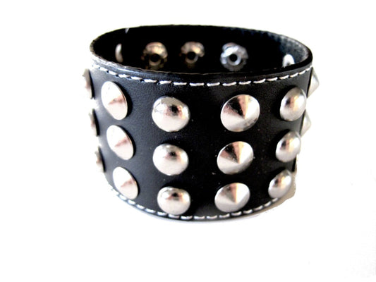 Svart läderarmband med runda nitar –  produktbild – Hiprock