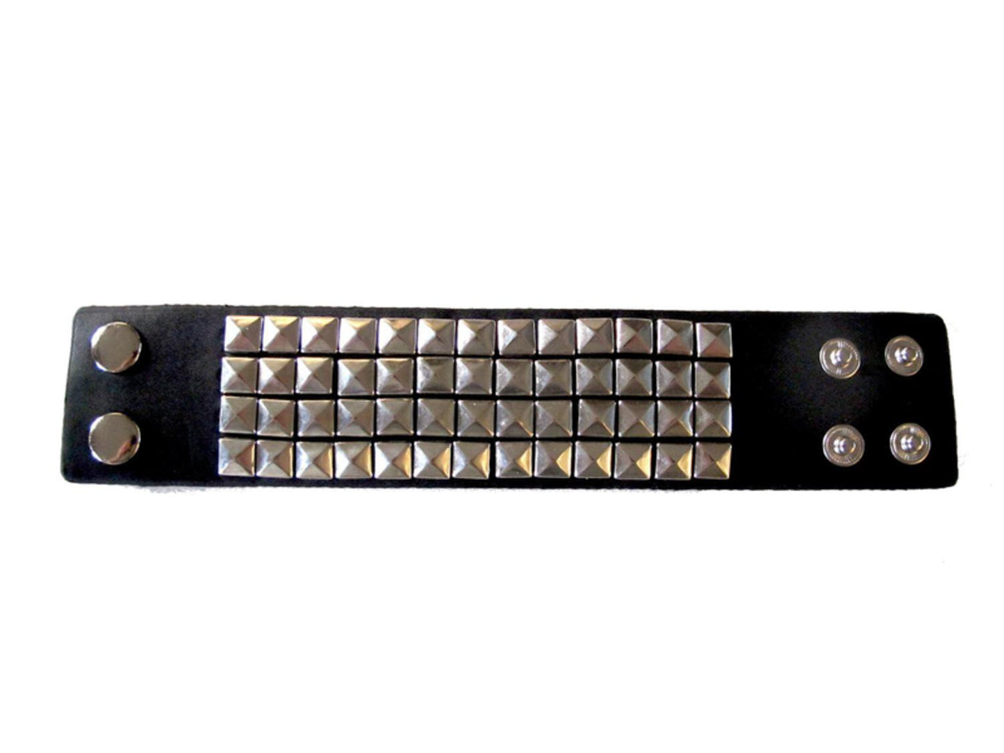 Svart läderarmband med silverfärgade nitar