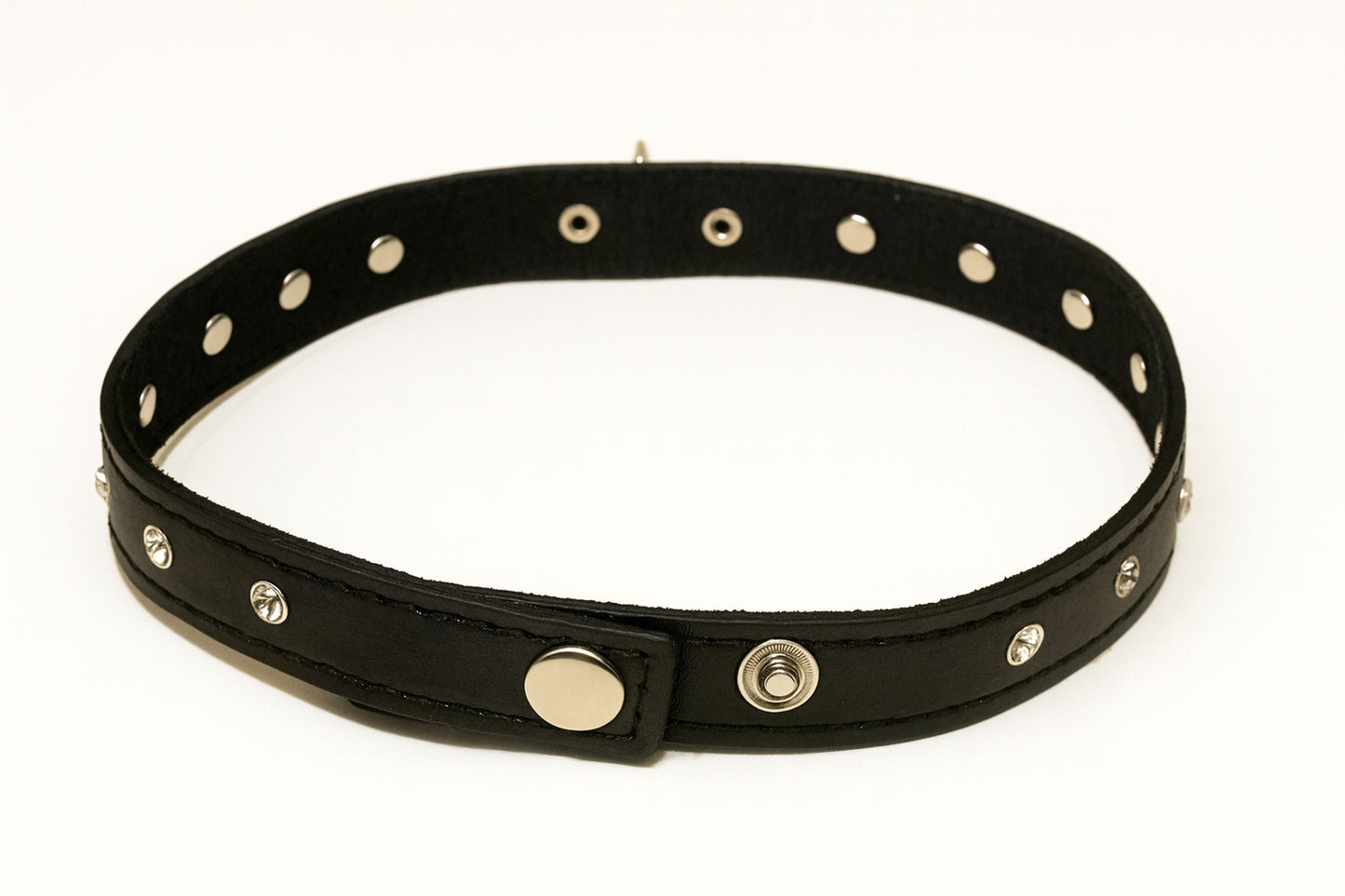 Svart choker med strassdetaljer och metallring –  produktbild – Hiprock