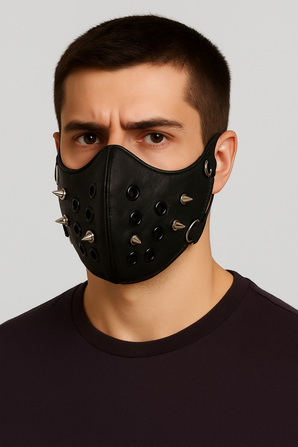 Svart lädermask med nitar och andningshål