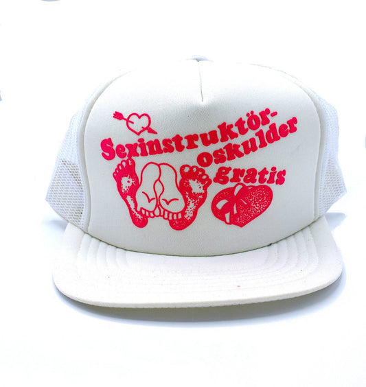 Truckerkeps - "Sexinstruktör, Oskulder gratis" –  produktbild – Hiprock