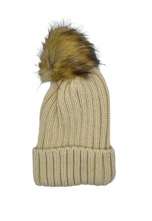 Vit mössa med pälsboll –  produktbild – Hiprock